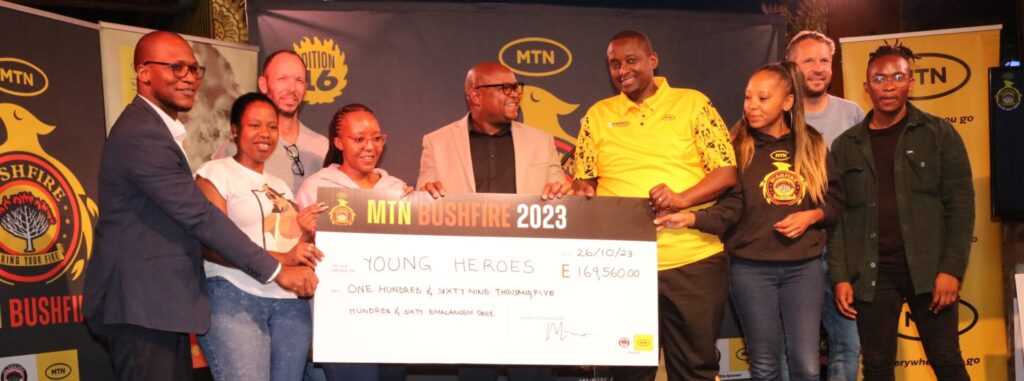 2Young Heroes Director Khulekani Magongo receives cheque - photo by Mzwakhe Hlophe.
